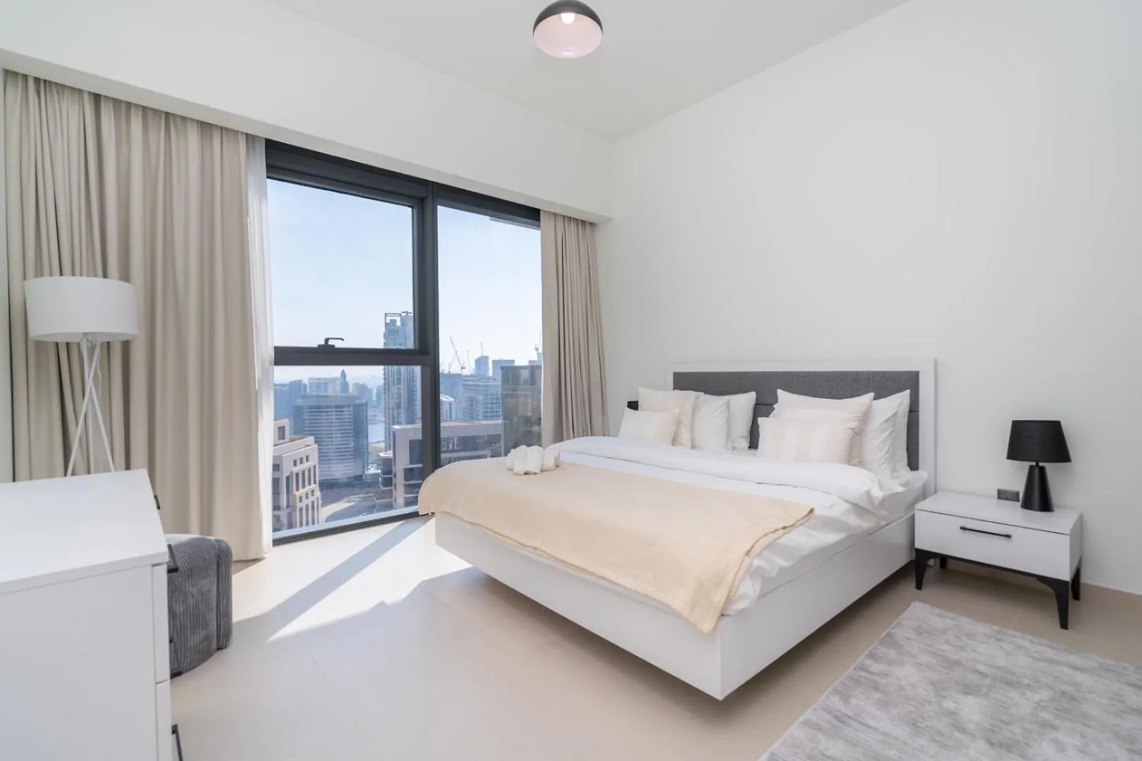 Downtown Luxury - Open Views Of The City & The Sea - Walking Distance To Dubai Mall Apartment